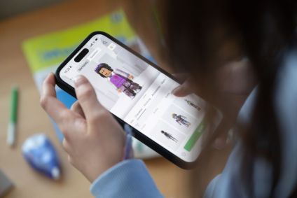 Criança utilizando plataforma de jogos Roblox