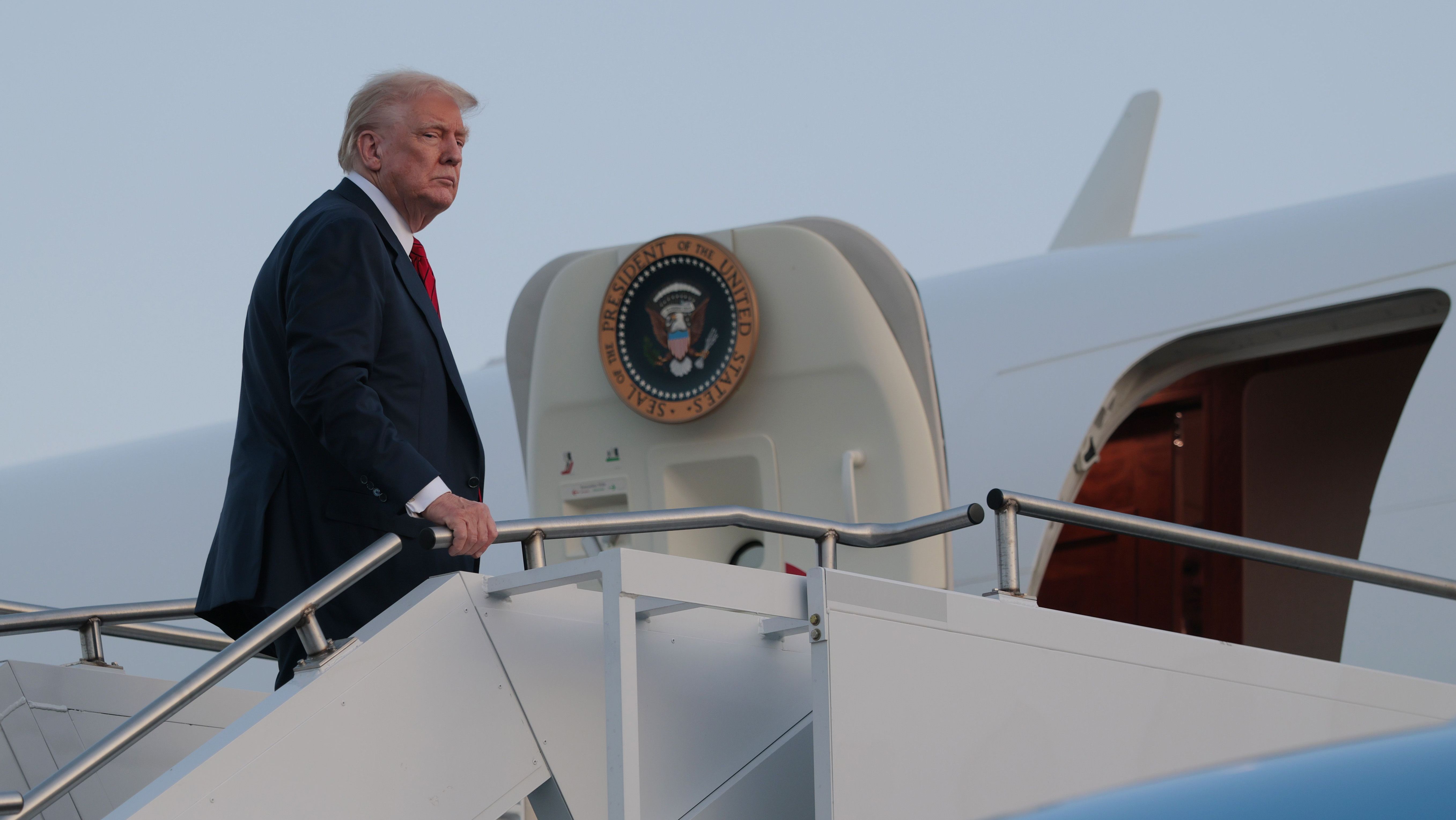 O presidente dos EUA, Donald Trump, embarca no Air Force One no Aeroporto Internacional de Lehigh Valley em 3 de agosto de 2025, em Allentown, Pensilvânia.
