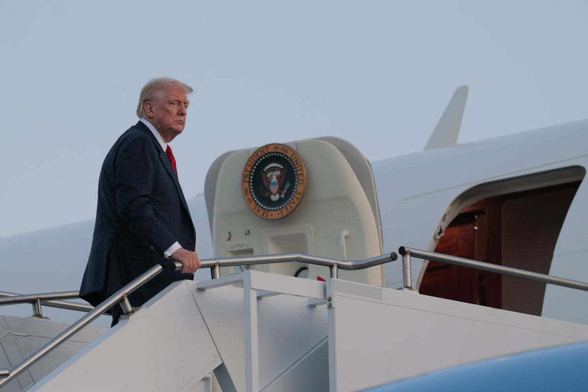Voo secreto de Trump: veja passo a passo de troca de aviões