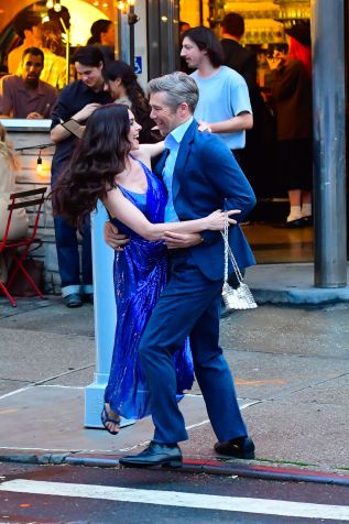 Anne Hathaway e Patrick Brammall em "O Diabo Veste Prada 2" • Raymond Hall/GC Images