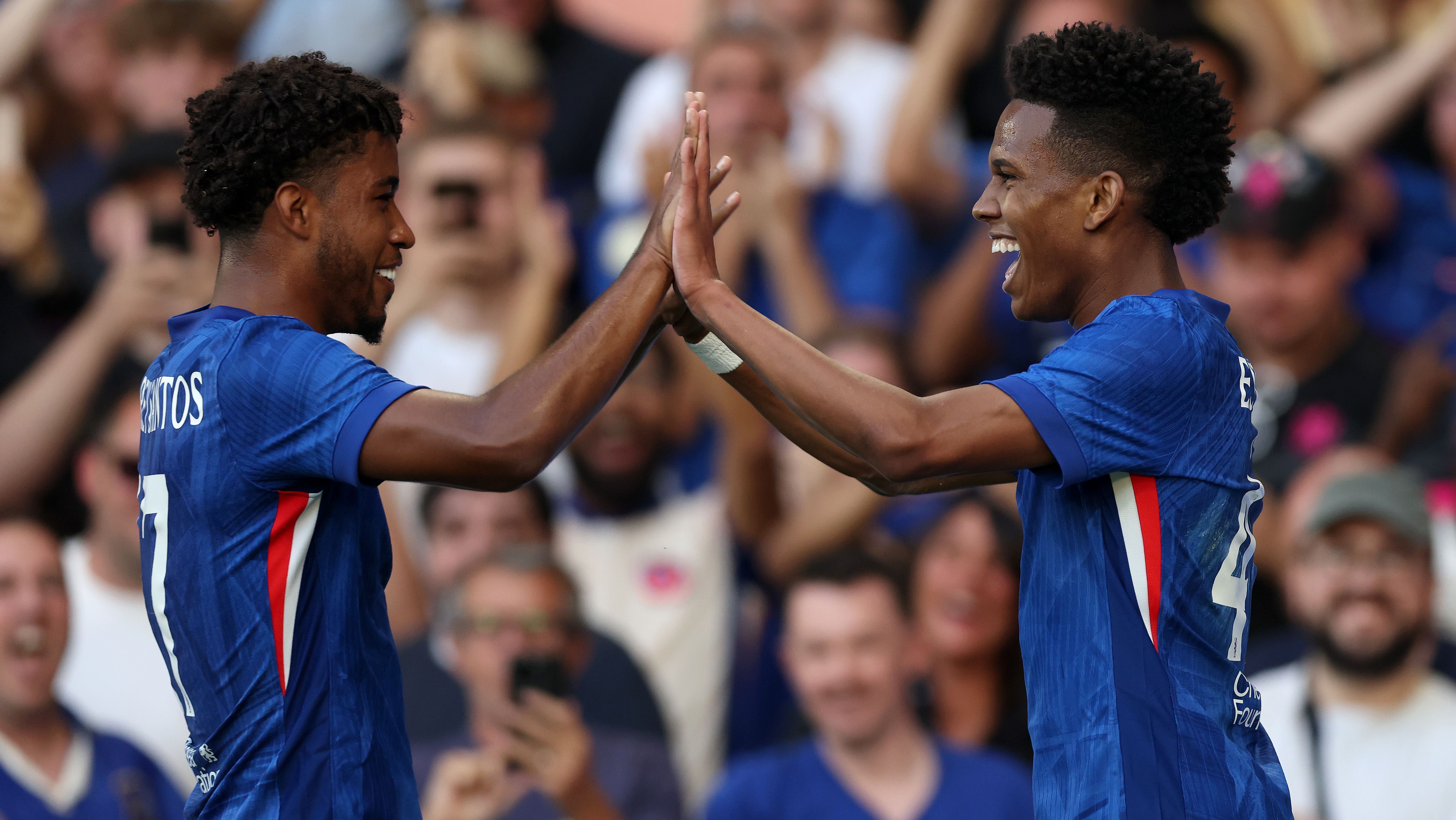 Estêvão comemora primeiro gol pelo Chelsea