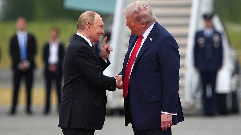 Presidente dos EUA, Donald Trump (à direita), cumprimenta o presidente russo, Vladimir Putin, em sua chegada à Base Conjunta Elmendorf-Richardson, em 15 de agosto de 2025, em Anchorage, Alasca
