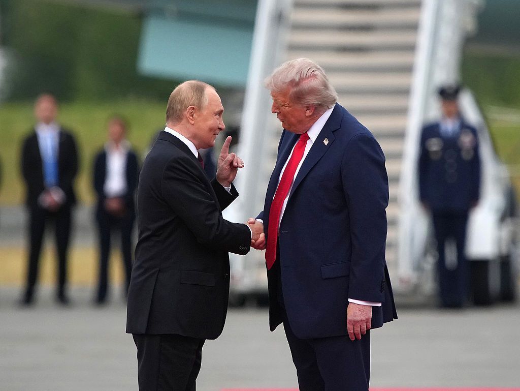 Presidente dos EUA, Donald Trump (à direita), cumprimenta o presidente russo, Vladimir Putin, em sua chegada à Base Conjunta Elmendorf-Richardson, em 15 de agosto de 2025, em Anchorage, Alasca