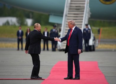 Presidente dos EUA, Donald Trump, cumprimenta o presidente russo, Vladimir Putin, em sua chegada à Base Conjunta Elmendorf-Richardson, em 15 de agosto de 2025, em Anchorage, Alasca
