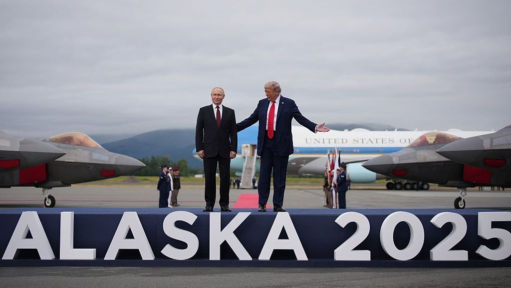 Presidente dos EUA, Donald Trump, cumprimenta o presidente russo, Vladimir Putin, em sua chegada à Base Conjunta Elmendorf-Richardson, em 15 de agosto de 2025, em Anchorage, Alasca