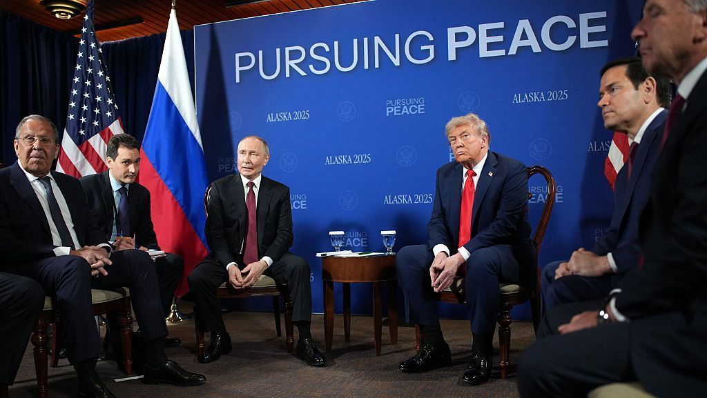 Presidente dos EUA, Donald Trump (à direita), e o presidente russo, Vladimir Putin (à esquerda), se reúnem na Base Conjunta Elmendorf-Richardson, em 15 de agosto de 2025, em Anchorage, Alasca