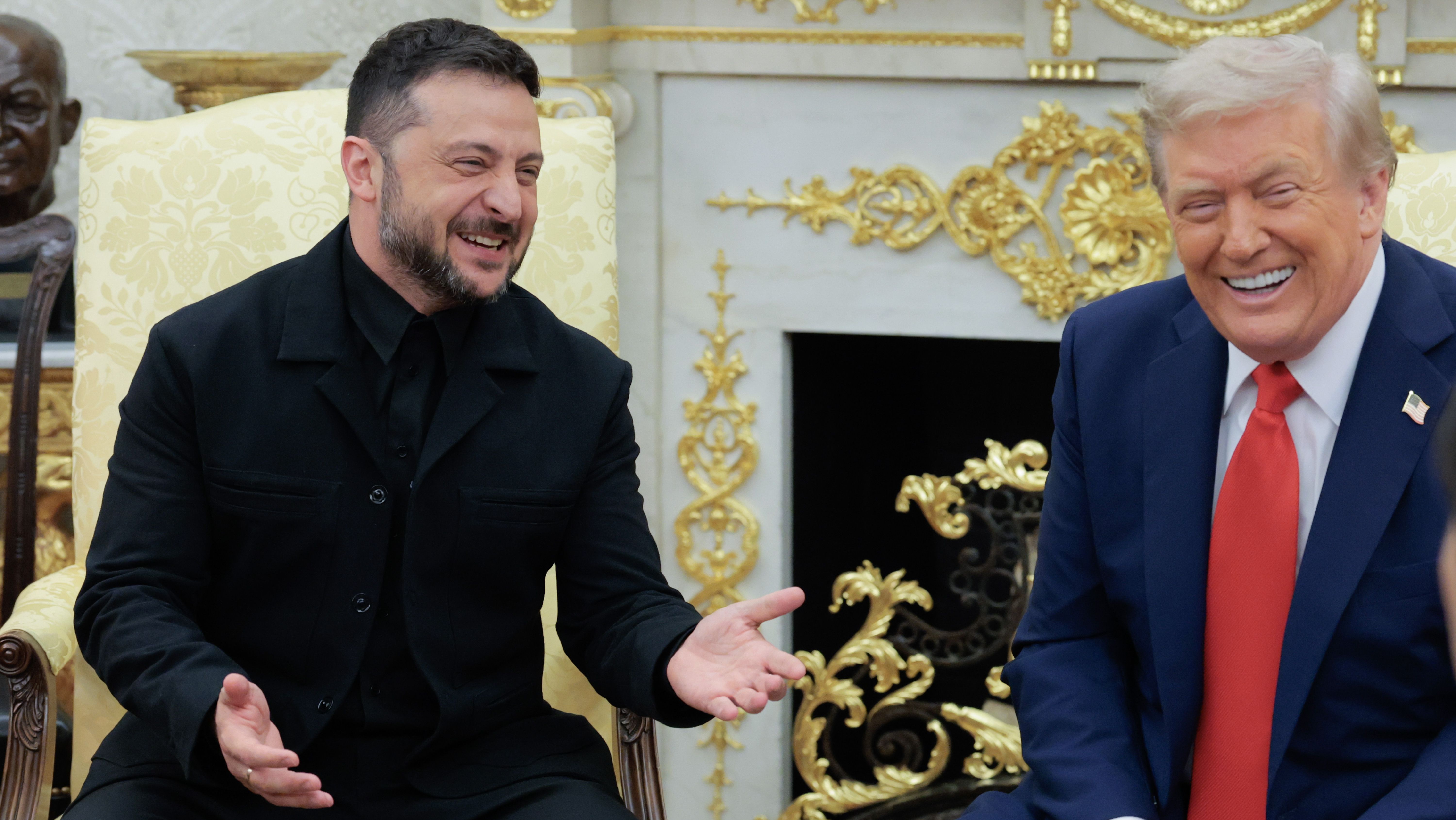 O presidente dos EUA, Donald Trump, encontra-se com o presidente ucraniano, Volodymyr Zelensky, no Salão Oval da Casa Branca, em 18 de agosto de 2025, em Washington, DC.