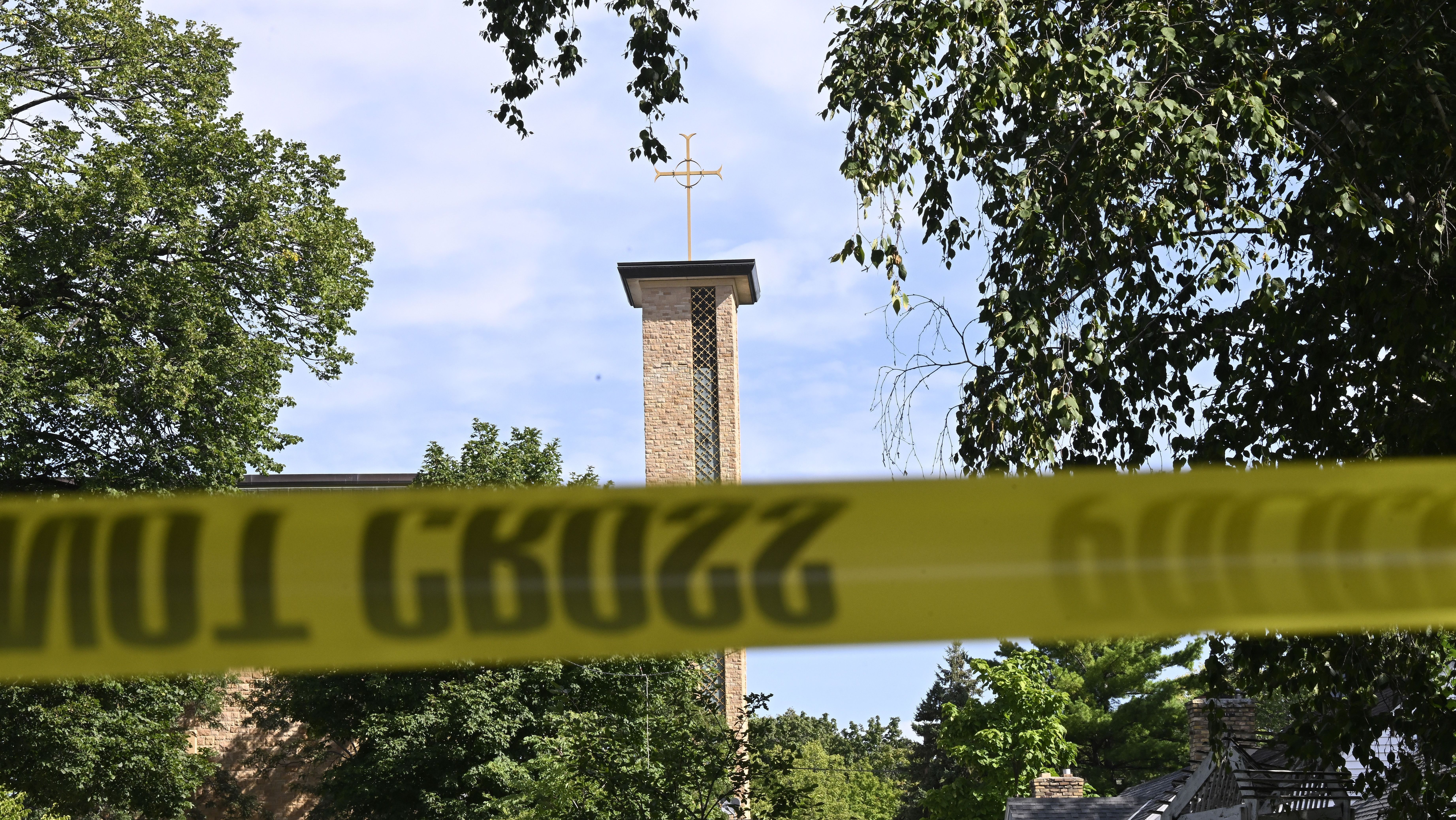 A Igreja Católica da Anunciação é vista atrás de uma fita policial após um tiroteio em massa em 27 de agosto de 2025 em Minneapolis, Minnesota.