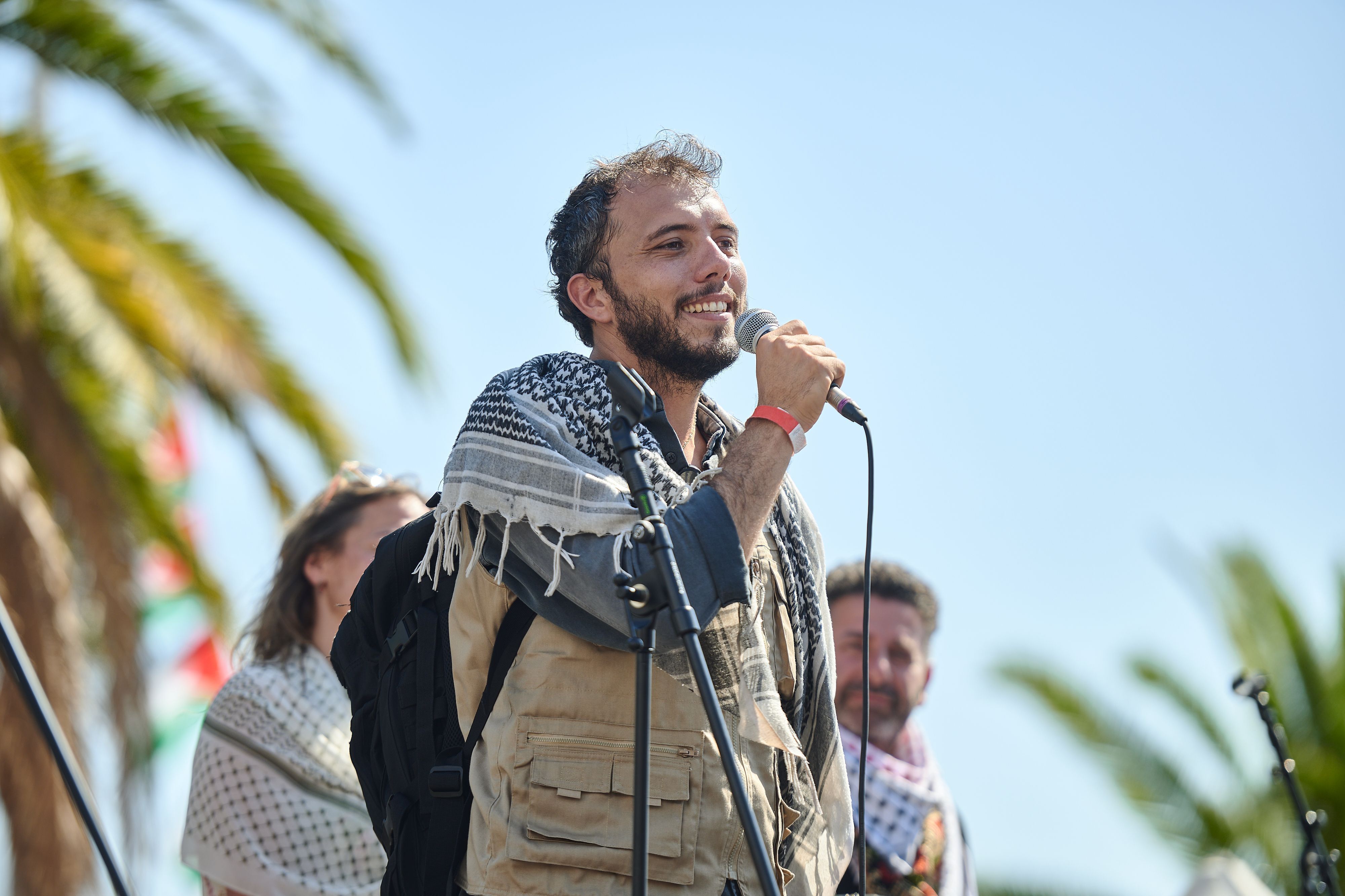 Ativista brasileiro Thiago Ávila participa do evento de partida da flotilha com ajuda para Gaza em 31 de agosto de 2025 em Barcelona, ​​Espanha.