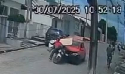 Guarda municipal atropela moto e arrasta vítimas em Pernambuco