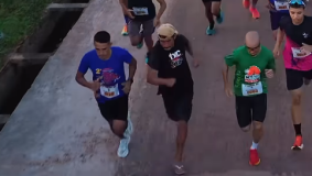 Homem embriagado e de chinelo completa corrida de 8km e ganha medalha 5