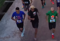 Homem embriagado de chinelo: veja vídeo completo da largada da corrida