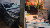 Homem colide carro contra própria residência após a esposa recusar sexo