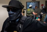 Máscaras e violência marcam novos métodos de agentes de imigração dos EUA