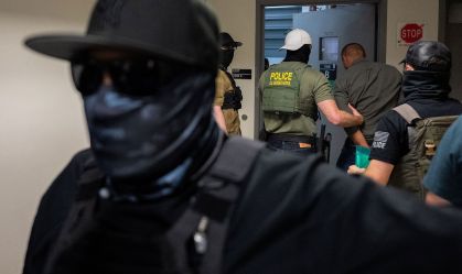 Máscaras e violência marcam novos métodos de agentes de imigração dos EUA