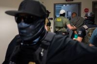 Máscaras e agressões: Como está a atuação dos agentes de imigração dos EUA