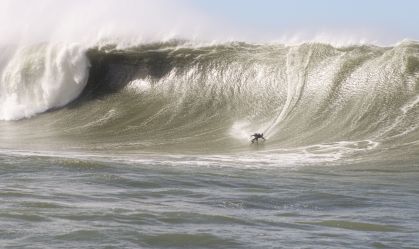 Ciclone pode ter gerado megaonda de 15 metros no Brasil, recorde no surfe