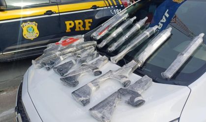 PRF apreende fuzis escondidos em painel de carro em Teresópolis (RJ)