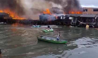 Incêndio de grande proporção atinge comunidade em Santos, veja vídeo