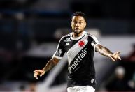 Chama o VAR! Jair derruba Daronco durante jogo do Vasco e torcida reage