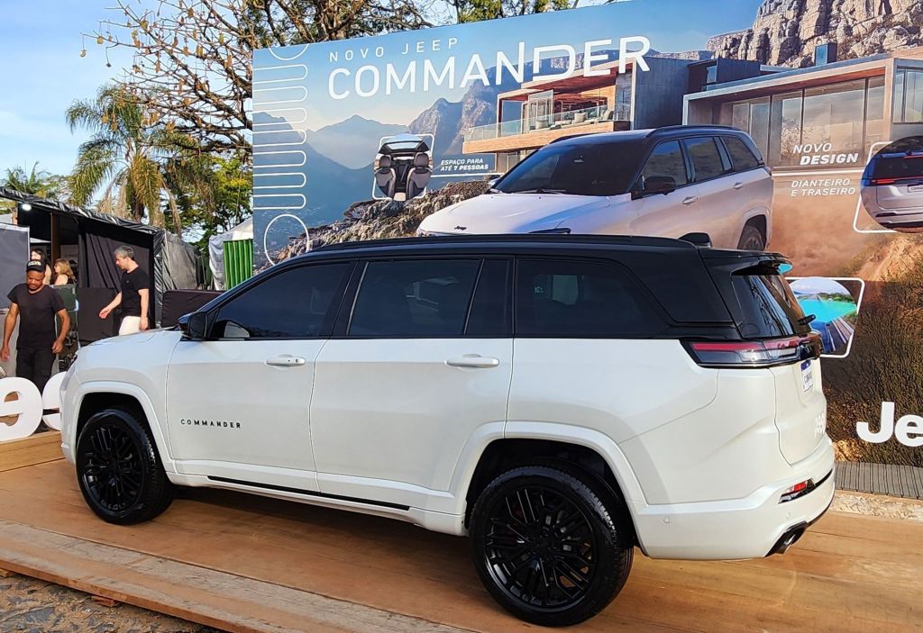 Jeep Commander BlackHawk 2026: marca aposta em lifestyle de luxo