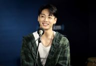 Astro do BTS, Jeon Jung-kook aparece de calçado brasileiro em vídeo