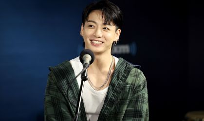 Astro do BTS, Jeon Jung-kook aparece de havaianas em vídeo; veja