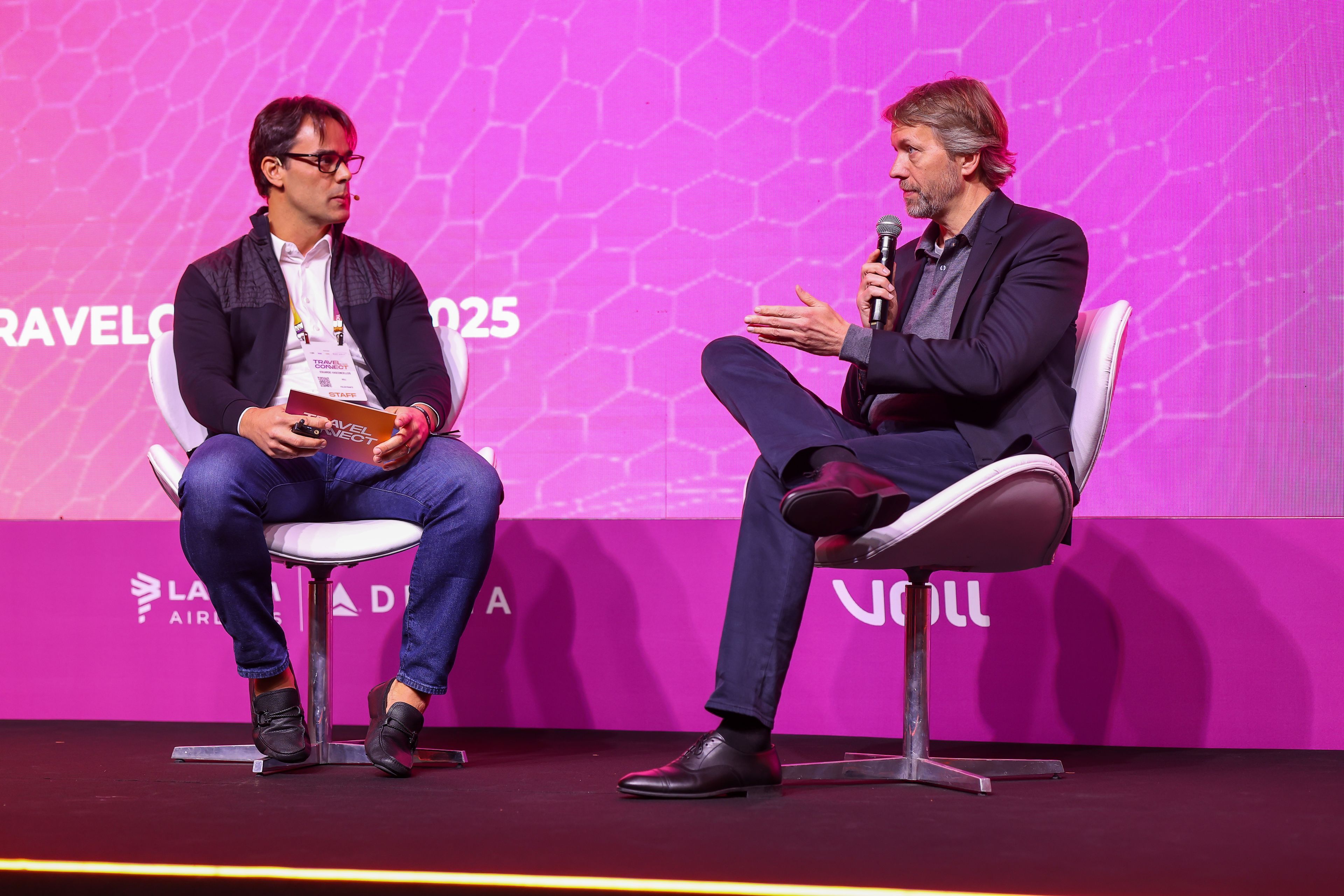 Eduardo Vasconcellos, cofundador e CPO da VOLL, e Jerome Cadier, CEO da LATAM Airlines Brasil, no palco do Travel Connect 2025