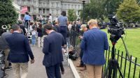 Cúpula Trump e Zelensky: Repórteres disputam espaço em Casa Branca lotada