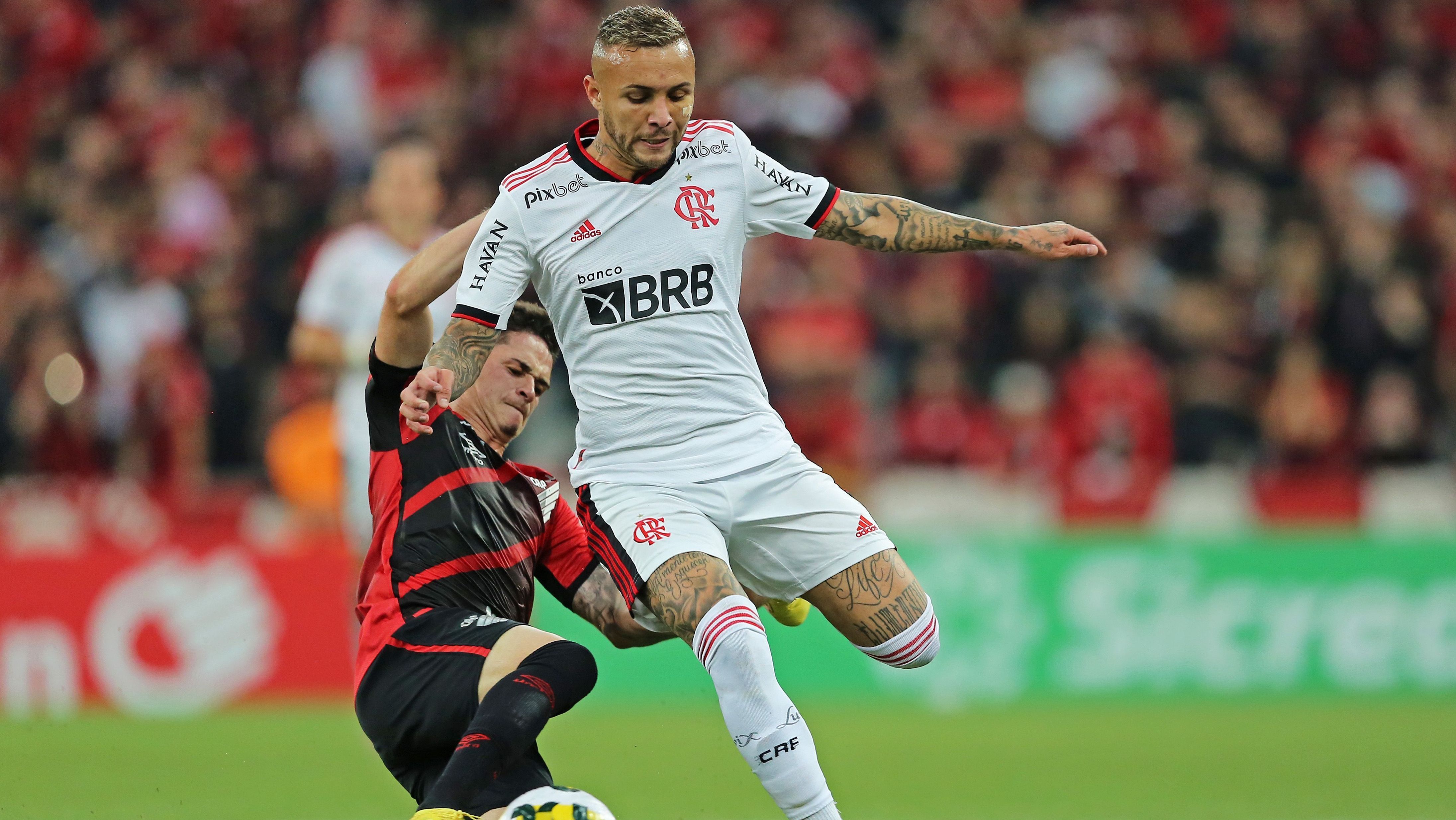 Khellven dá carrinho em Everton Cebolinha