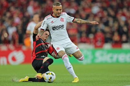 Khellven dá carrinho em Everton Cebolinha