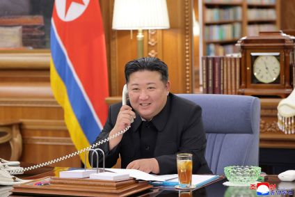 O líder norte-coreano, Kim Jong Un em telefonema com o presidente russo, Vladimir Putin
