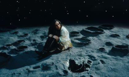 Lara Silva lança seu álbum de estreia, "No Mundo da Lua", nesta sexta-feira (28)