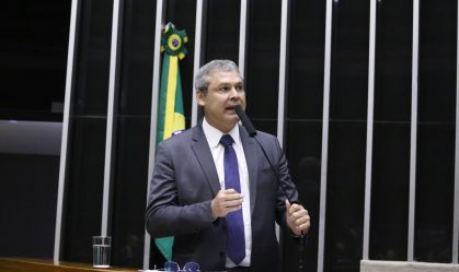 Líder do PT critica postura de Tarcísio em ato na Paulista sobre anistia