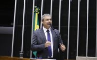 Líder do PT critica postura de Tarcísio em ato na Paulista sobre anistia