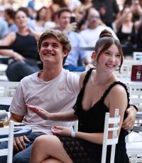 Filha de Daniel vai com namorado a show do pai em SP; veja