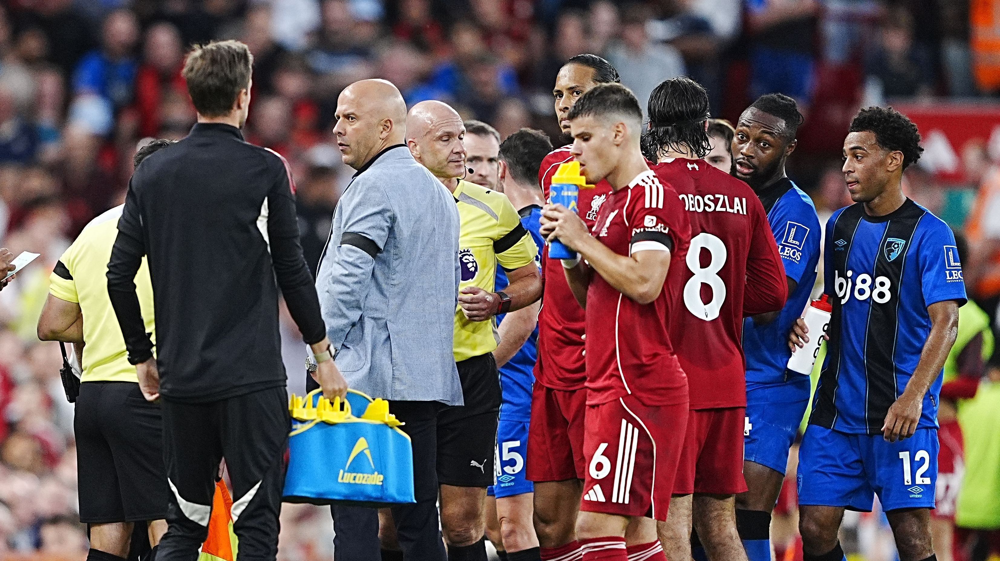 Anthony Taylor paralisa o jogo entre Liverpool e Bournemouth