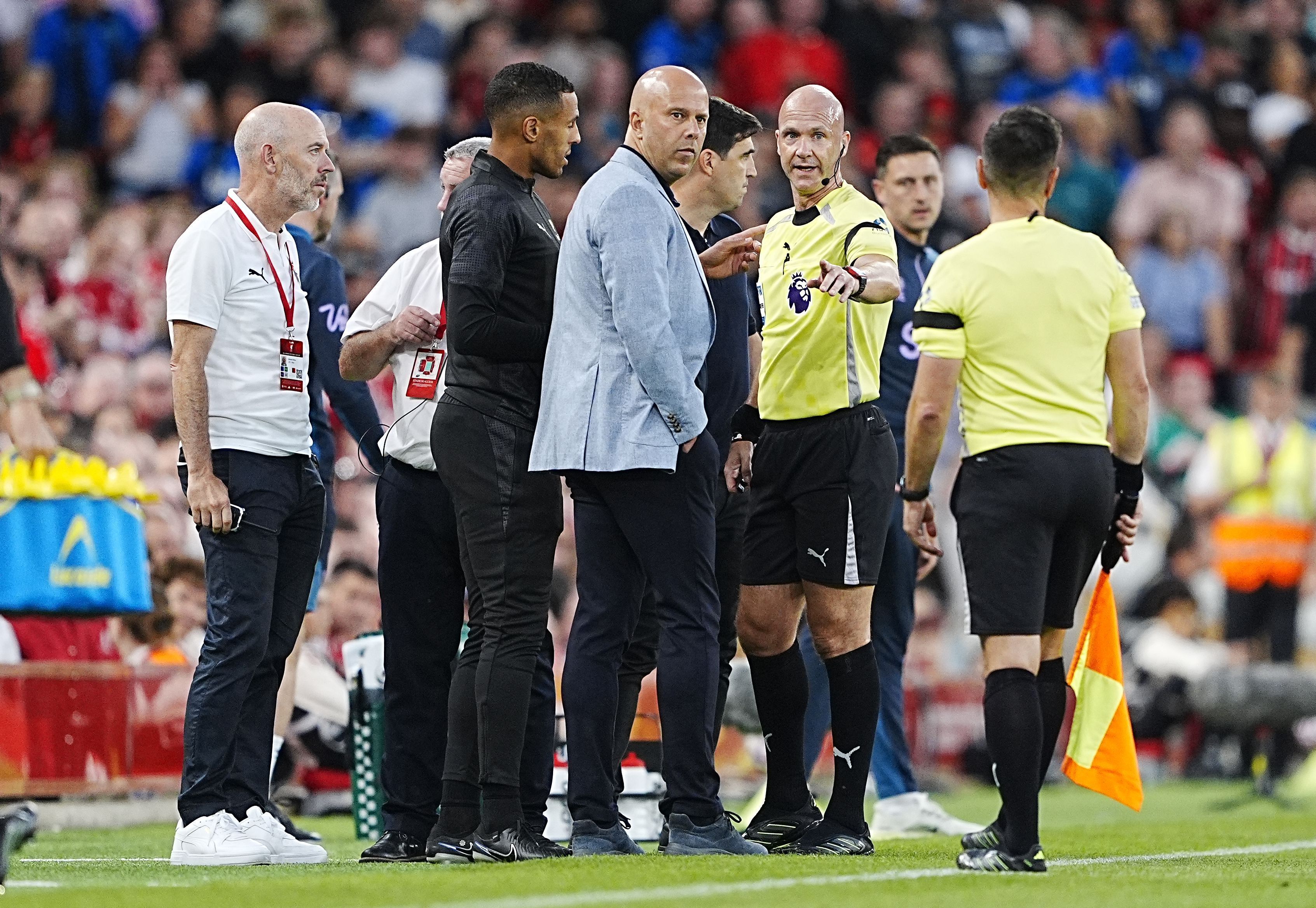 Partida foi paralisada em Anfield