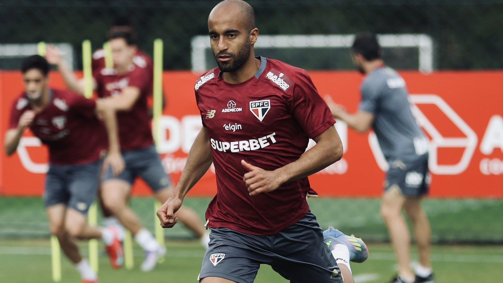 Lucas Moura durante treino