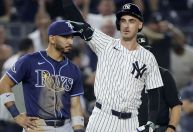 Time de beisebol contrata jogador do adversário no meio do jogo; entenda