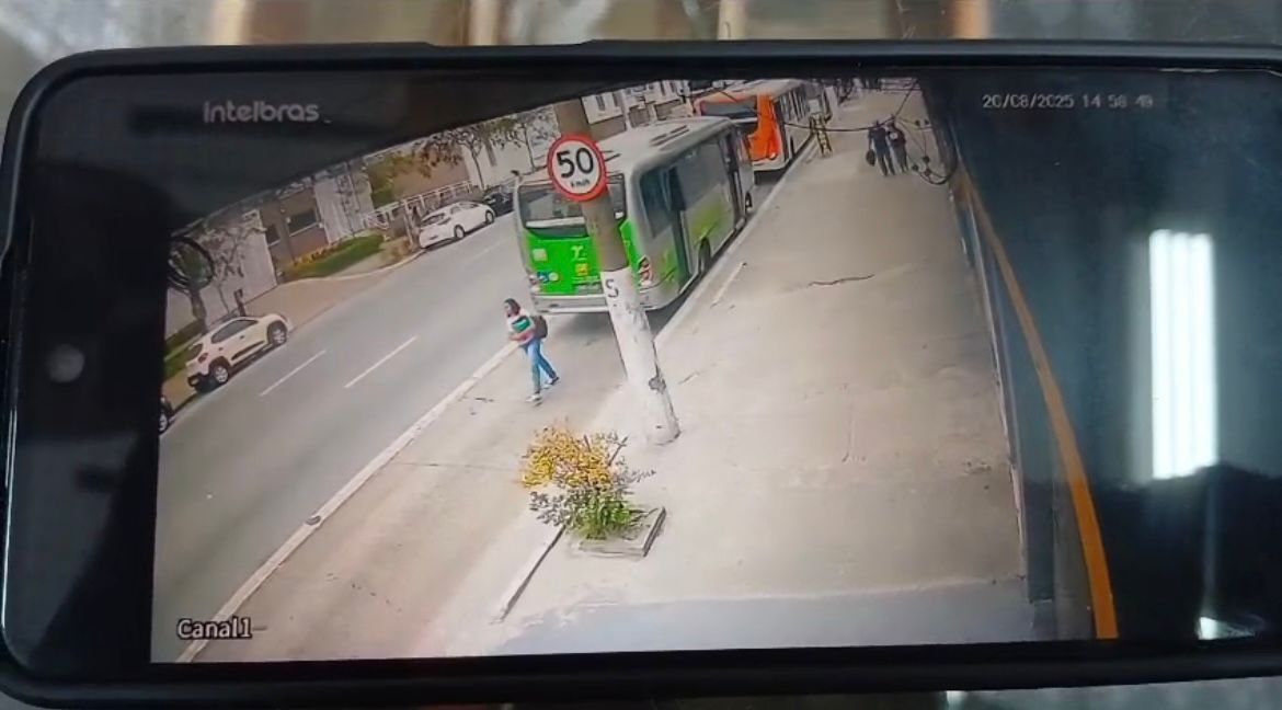 Imagem de destaque do post: Vídeo: mulher morre atropelada por ônibus em São Paulo