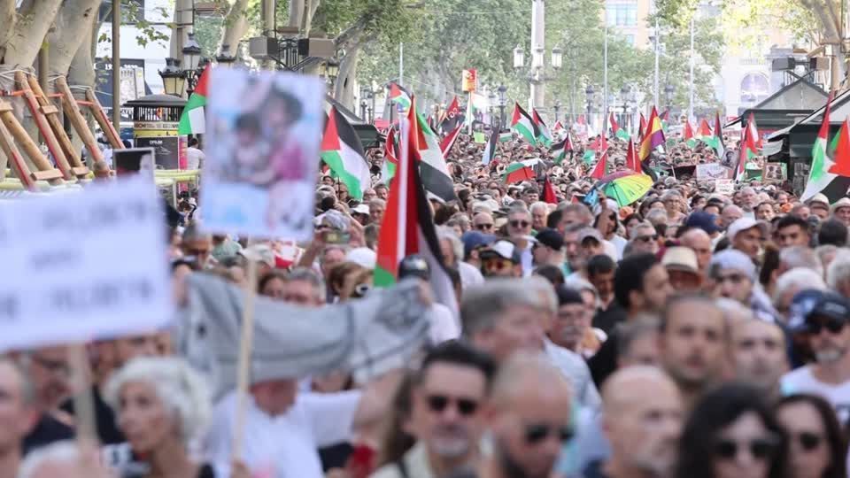 Manifestantes protestam contra a guerra em Gaza em Barcelona