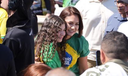 Michelle pede para "acabar com avanço da censura" em ato em Belém