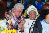 Viúva de Arlindo Cruz é consolada por Milton Cunha em velório do cantor
