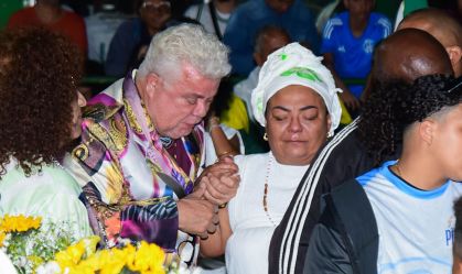 Viúva de Arlindo Cruz é consolada por Milton Cunha em velório do cantor