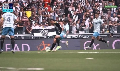 Momento que Villasanti sentiu o joelho esquerdo em Atlético x Grêmio