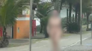 Vídeo: Mulher é presa nua em praia de SP após confessar ter matado o pai