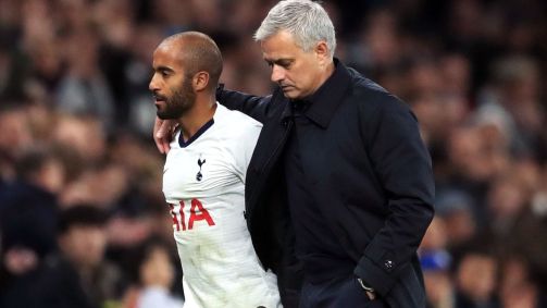 Mourinho e Lucas durante partida do Tottenham