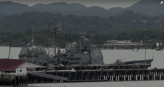 Navio dos EUA no Canal do Panamá