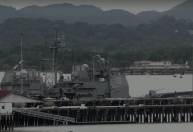 Navio de guerra dos EUA atraca no Canal do Panamá